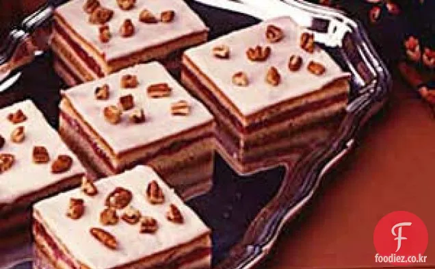 체리 채워진 케이크 사각형