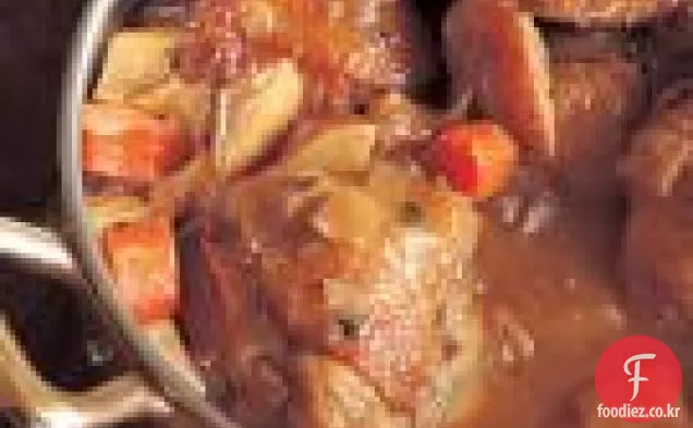 뿌리 채소를 곁들인 포터 찐 닭 허벅지
