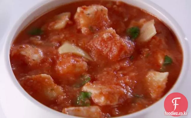 넙치와 신선한 파스타를 곁들인 구운 토마토 수프