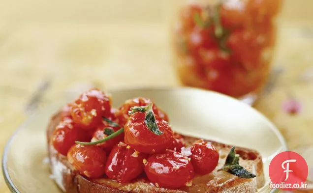 올리브 오일에 구운 포도 토마토와 마늘