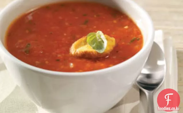 신선한 바질을 곁들인 구운 토마토 수프 2 개