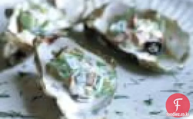 부추와 베이컨 소스를 곁들인 따뜻한 굴