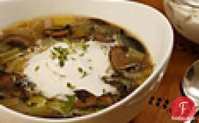백리향 크림을 곁들인 버섯과 부추 수프