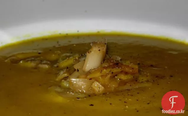 코코넛 밀크와 생강 찐 카레 도토리 스쿼시 수프