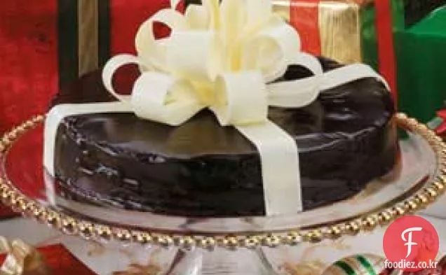 선물로 포장된 초콜릿 케이크