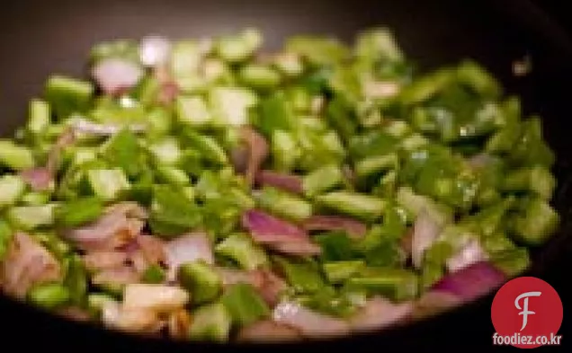 토마토와 양파를 곁들인 노 팔리 토스