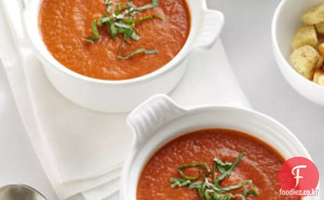 신선한 바질을 곁들인 구운 토마토 수프