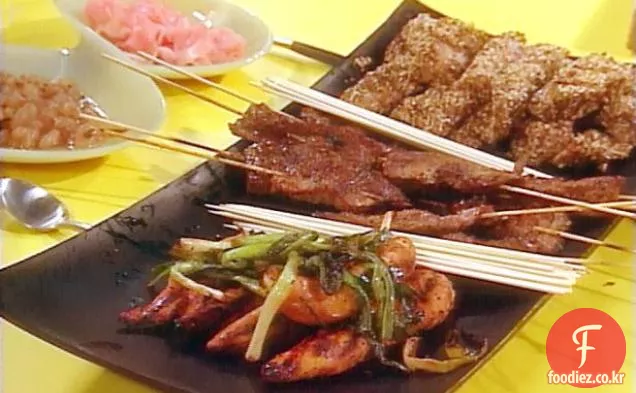 일본식 바비큐 파티: 닭고기 야키토리, 쇠고기와 생강, 간장, 5가지 향신료와 참깨로 구운 아히
