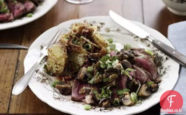 얇게 썬 스테이크,버섯,파와 따뜻한 디종 감자