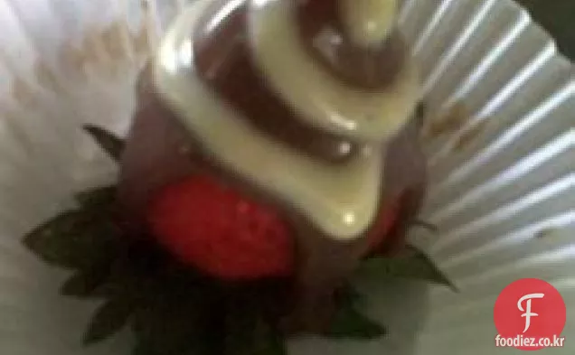 주류를 첨가한 초콜릿 딸기
