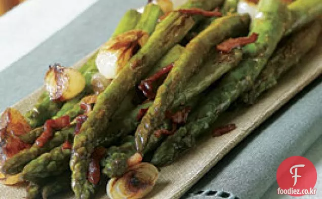 판체타&발사믹 비와 함께 찐 아스파라거스&시폴린 양파
