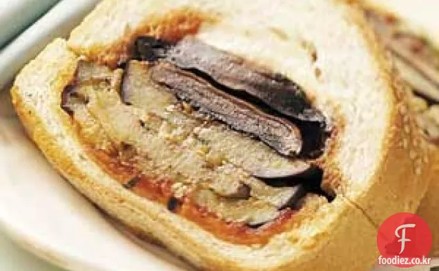 가지-포르토벨로 샌드위치 빵