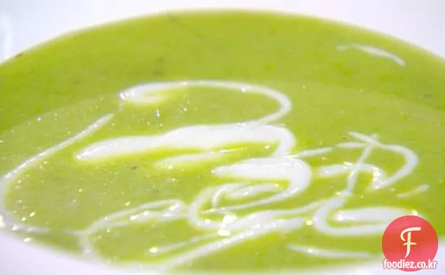 녹색 완두콩 수프