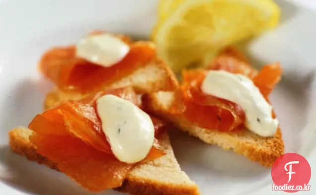 을 곁들인 훈제연어 Smoked Salmon with 생크림 혹은 사워 크림 소스에서 샬롯 알림