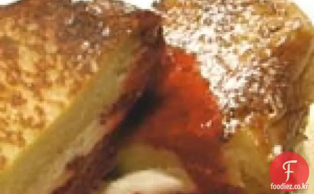 라즈베리를 채운 프렌치 토스트