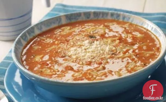 오르조를 곁들인 바질 토마토 수프