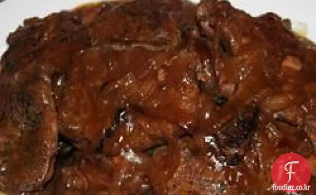 풍미 있는 그레이비 치킨 프라이드 스테이크