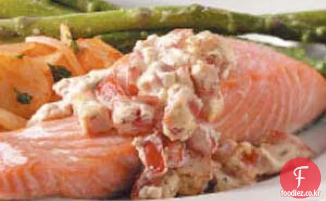토마토-딜 소스를 곁들인 연어