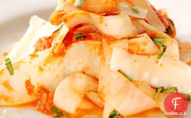 토마토 바질 소스를 곁들인 무 페투신
