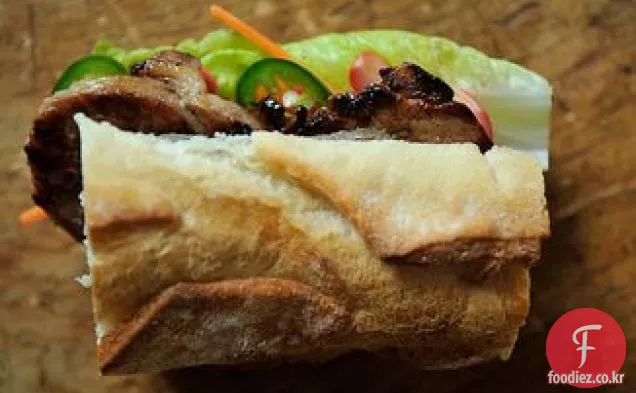 Caramelized 돼지고기 Bánh Mì