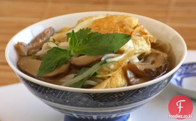 베트남어 튀긴 두부 수프(후 티우 차이)