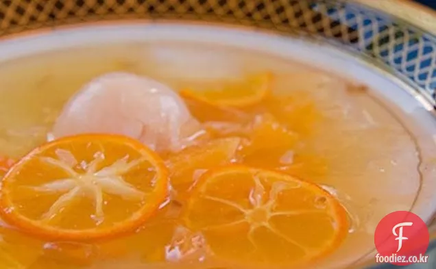 로이 개우,생강 시럽의 차가운 오렌지 및 열매 수프