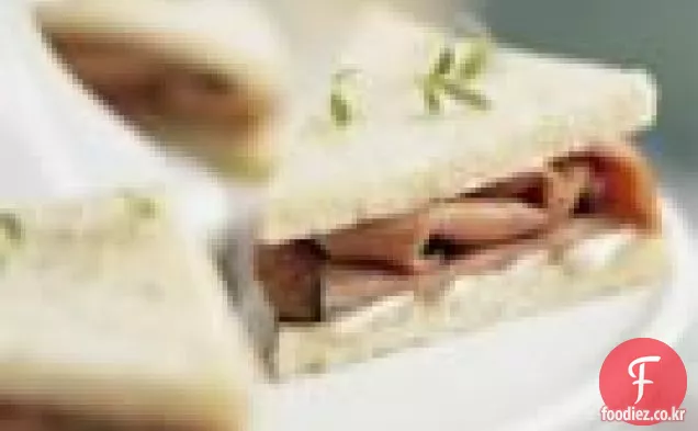 로스트 비프와 양 고추 냉이 마요네즈 차 샌드위치