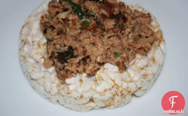 햇볕에 말린 토마토와 고추 냉이 스프레드와 김치 찌개 게