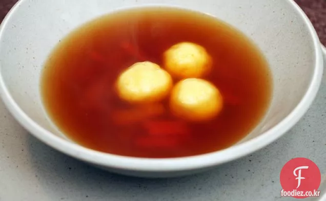 양질의 거친 밀가루 만두 수프