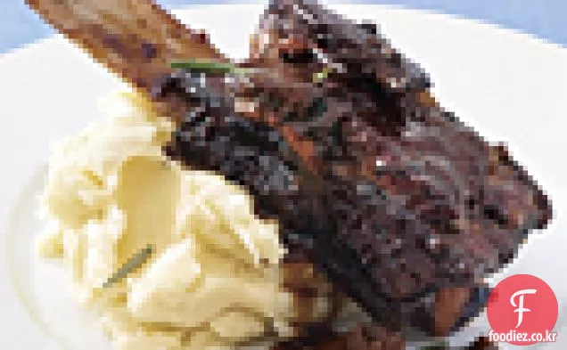 진판델-로즈마리-파스 닙 으깬 감자와 함께 찐 쇠고기 갈비