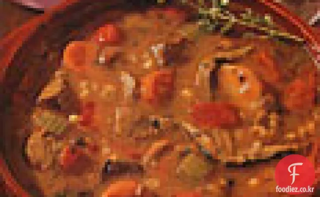 야생 버섯과 양방 풀 나물을 곁들인 쇠고기 보리 수프
