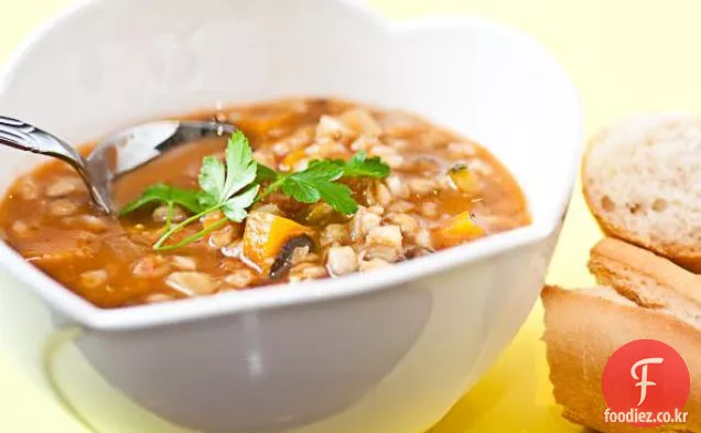 야채와 보리 수프