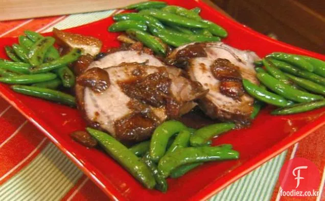커민 스파이크 혼합 베리 소스와 구운 양방 풀 나물을 곁들인 돼지 고기 로스트