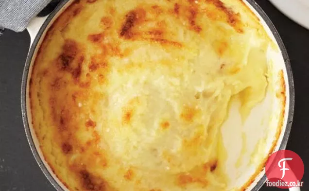 파르 메산 빵 껍질을 가진 샹 티이 감자