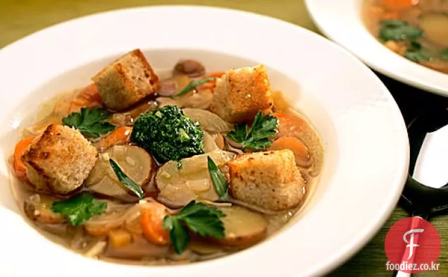 호밀 크루통과 파슬리를 곁들인 소박한 야채 수프-짭짤한'파이'