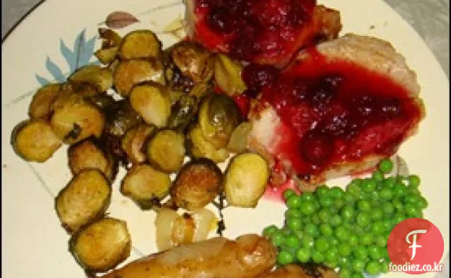 크리스마스 저녁 식사:석류 클레멘 타인 크랜베리 소스를 곁들인 메이플 슈가&생강 로스트 돼지 고기