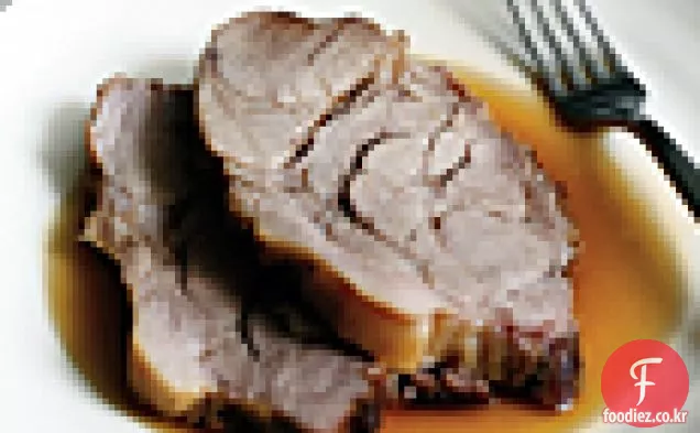 우유와 신선한 허브로 찐 돼지 고기 구이(마이 알 라떼)