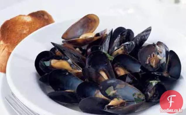 Moules-Marinière aux 벌금 Herbes(홍합과 함께 정밀한 나물)