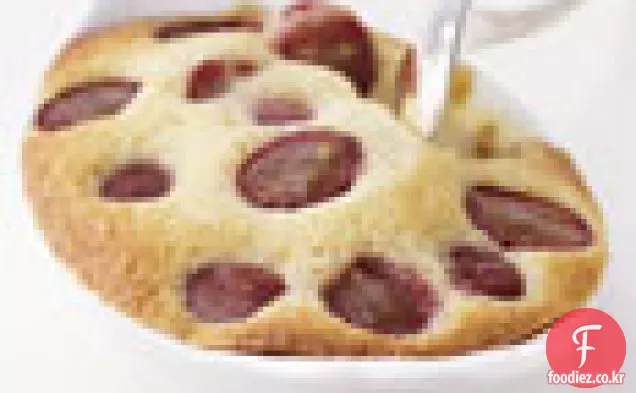 포도와 함께 따뜻한 아몬드 케이크