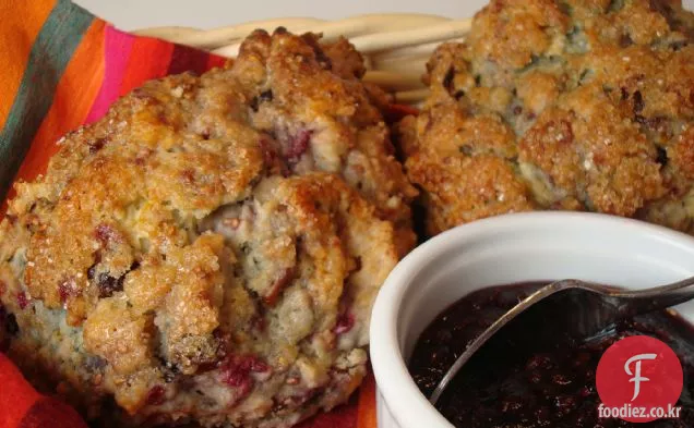 말린 버찌,살구&나무 딸기를 가진 리코 타 건빵