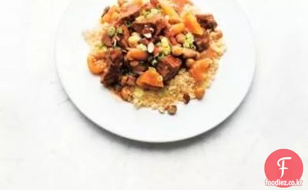 큰 배치 매운 돼지 고기와 살구 스튜