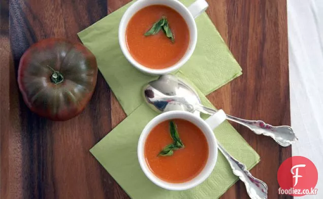 토마토 수프의 크림이없는 크림