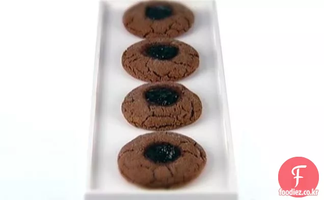 검은 딸기 잼을 가진 땅콩 버터 과자