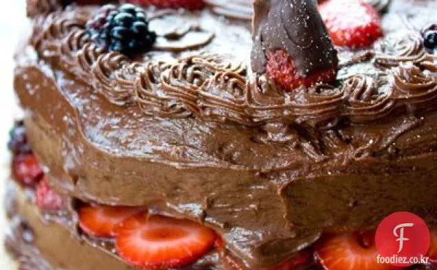 초콜릿 덮여 딸기 레이어 케이크