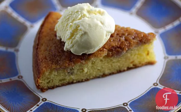 민트 페타 아이스크림을 곁들인 블러드 오렌지 카 다몬 케이크