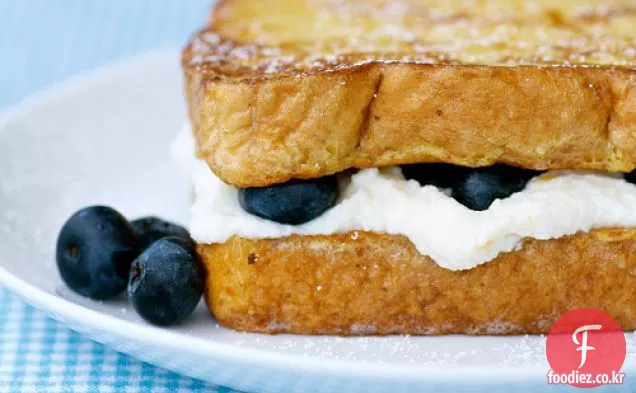 블루 베리와 리코 타 박제 프렌치 토스트 아침 샌드위치