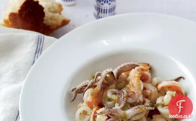 피스타치오와 케이 퍼를 곁들인 따뜻한 해산물 샐러드