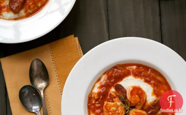 Étouffée 스타일의 새우와 밀가루