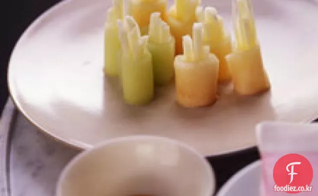 꿀 디핑 소스를 곁들인 차가운 과일 초밥
