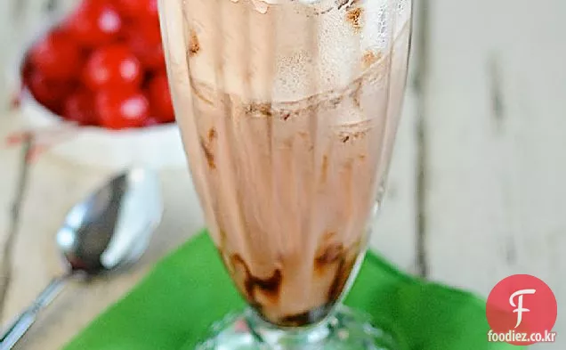 간단하고 맛있는 마가에서 체리 초콜릿 아이스크림 플로트